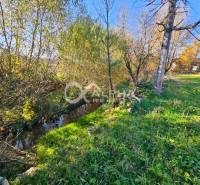 EXKLUZÍVNE stavebné pozemky, Spišské Podhradie - Pozemky na bývanie pri potoku a stromoch v Spišskom Podhradí.