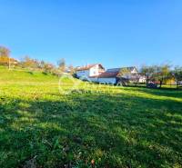 EXKLUZÍVNE stavebné pozemky, Spišské Podhradie - Pozemky - bývanie v Spišskom Podhradí s udržiavaným trávnatým porastom a rodinným domom.