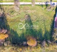 EXKLUZÍVNE stavebné pozemky, Spišské Podhradie - Letecká fotografia pozemku na bývanie v Spišskom Podhradí s okolitou zeleňou.