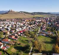 EXKLUZÍVNE stavebné pozemky, Spišské Podhradie - Letecký pohľad na pozemky na bývanie v Spišskom Podhradí s hradom v pozadí.