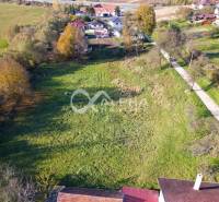 EXKLUZÍVNE stavebné pozemky, Spišské Podhradie - Pozemky na bývanie v Spišskom Podhradí obklopené zeleňou a blízkymi domami.