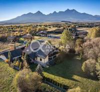 Exkluzívny rodinný dom, Veľká Lomnica, okres Kežmarok - Rodinný dom vo Veľkej Lomnici obklopený prírodou, v pozadí pohorie Tatier.