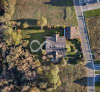 Exkluzívny rodinný dom, Veľká Lomnica, okres Kežmarok - Rodinný dom vo Veľkej Lomnici obklopený zeleňou a susedné pozemky z vtáčej perspektívy.