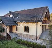 Exkluzívny rodinný dom, Veľká Lomnica, okres Kežmarok - Rodinný dom vo Veľkej Lomnici s kamenným detailom na fasáde a záhradou.