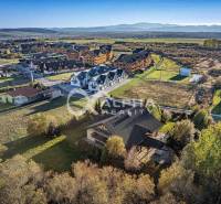 Exkluzívny rodinný dom, Veľká Lomnica, okres Kežmarok - Letecký pohľad na rodinné domy vo Veľkej Lomnici s okolitou krajinou a horským pozadím.