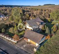 Exkluzívny rodinný dom, Veľká Lomnica, okres Kežmarok - Rodinný dom vo Veľkej Lomnici obklopený zeleňou so záhradou a širokým výhľadom na okolie.