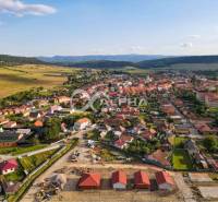 Exkluzívne novostavba rodinný dom - dvojdom, Spišské Podhradie - Pohľad na rodinné domy a rozsiahlu krajinu v Spišskom Podhradí.