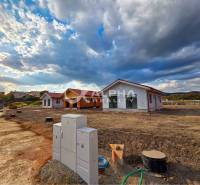 Exkluzívne novostavba rodinný dom - dvojdom, Spišské Podhradie - Výstavba rodinného domu v Spišskom Podhradí za oblačného podvečera.