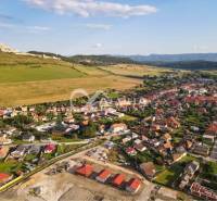 Exkluzívne novostavba rodinný dom - dvojdom, Spišské Podhradie - Letecký pohľad na rodinné domy v Spišskom Podhradí s hradom a prírodou v pozadí.