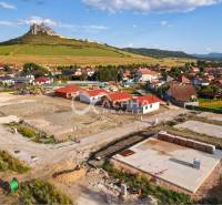 Exkluzívne novostavba rodinný dom - dvojdom, Spišské Podhradie - Výstavba rodinných domov v Spišskom Podhradí s výhľadom na hrad v pozadí.