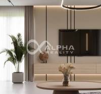 Exkluzívne novostavba rodinný dom - dvojdom, Spišské Podhradie - Obývačka rodinného domu s TV na stene, svetlá podlaha s dreveným dekorom a rastlinami.