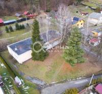 Budova s pozemkom, obec Helcmanovce, okres Gelnica - Pohľad zhora na budovu v Helcmanovciach obklopenú stromami a záhradami.