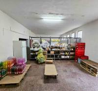 Budova s pozemkom, obec Helcmanovce, okres Gelnica - Sklad v budove s potravinami na policiach a nápojmi na paletách.