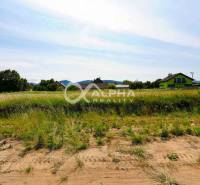 Pozemok 992m2, obec Betlanovce, okres Sp.N.Ves - Pozemky na bývanie v Betlanovciach s výhľadom na krajinu a rodinnými domami.