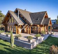 Zrubový rodinný dom, Veľká Lomnica - Rodinný dom na Golfovej ulici vo Veľkej Lomnici s drevenou konštrukciou a terasou.