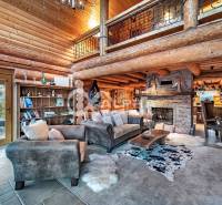 Zrubový rodinný dom, Veľká Lomnica - Obývacia izba v Rodinnom dome s krbom, drevenými stenami a pohodlným sedením.