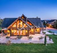 Zrubový rodinný dom, Veľká Lomnica - Rodinný dom pri ulici Golfová vo Veľkej Lomnici s trávnatou záhradou a terasou.