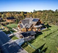 Zrubový rodinný dom, Veľká Lomnica - Rodinný dom na Golfovej ulici vo Veľkej Lomnici obklopený zeleňou a lesom.