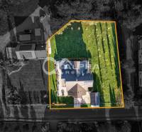 Zrubový rodinný dom, Veľká Lomnica - Letecký pohľad na rodinný dom so záhradou na ulici Golfová v Veľkej Lomnici.