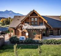 Zrubový rodinný dom, Veľká Lomnica - Drevený rodinný dom na Golfovej ulici vo Veľkej Lomnici, s panorámou Tatier v pozadí.