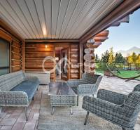 Zrubový rodinný dom, Veľká Lomnica - Terasa pri rodinnom dome na Golfovej ulici vo Veľkej Lomnici s výhľadom na Tatry.