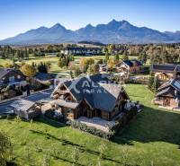 Zrubový rodinný dom, Veľká Lomnica - Rodinné domy na Golfovej ulici vo Veľkej Lomnici s panorámou Tatier v pozadí.