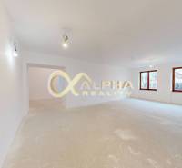 Exkluzívne 2 izbový byt , 83m2, Zimná ul., Spišská Nová Ves - Priestranná izba v 2-izbovom byte s veľkými oknami a bielymi stenami.