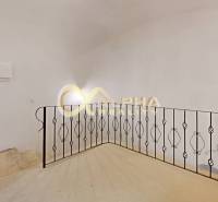 Exkluzívne 2 izbový byt , 83m2, Zimná ul., Spišská Nová Ves - Interiér 2-izbového bytu s kovovým zábradlím a podlahou s dreveným dekorom.