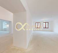 Exkluzívne 2 izbový byt , 83m2, Zimná ul., Spišská Nová Ves - Priestranná miestnosť v 2-izbovom byte so svetlými stenami a veľkými oknami.