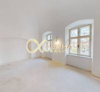 Exkluzívne 2 izbový byt , 83m2, Zimná ul., Spišská Nová Ves - Priestranná miestnosť s klenutým stropom a veľkými oknami v 2-izbovom byte.