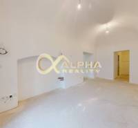 Exkluzívne 2 izbový byt , 83m2, Zimná ul., Spišská Nová Ves - Prázdna miestnosť s oblúkovým stropom a bielymi stenami v 2-izbovom byte.