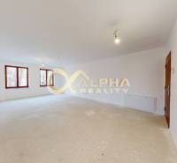 Exkluzívne 2 izbový byt , 83m2, Zimná ul., Spišská Nová Ves - Priestranná svetlá miestnosť v 2-izbovom byte s bielymi stenami a viacerými oknami.