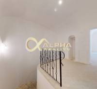 Exkluzívne 2 izbový byt , 83m2, Zimná ul., Spišská Nová Ves - Chodba v 2-izbovom byte s klenutými stropmi a zábradlím.