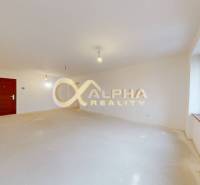 Exkluzívne 2 izbový byt , 83m2, Zimná ul., Spišská Nová Ves - Priestranná miestnosť v 2-izbovom byte s bielymi stenami a svetlou podlahou.