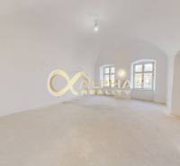 Exkluzívne 2 izbový byt , 83m2, Zimná ul., Spišská Nová Ves - Priestranná izba s bielymi stenami a veľkými oknami v 2-izbovom byte.