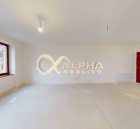 Exkluzívne 2 izbový byt , 83m2, Zimná ul., Spišská Nová Ves - Holé steny a drevené dvere v 2-izbovom byte s výhľadom z okna.