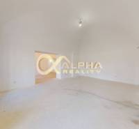 Exkluzívne 2 izbový byt , 83m2, Zimná ul., Spišská Nová Ves - Svetlá miestnosť so zakriveným stropom v 2-izbovom byte, prepojená s ďalším priestorom.