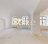 Exkluzívne 2 izbový byt , 83m2, Zimná ul., Spišská Nová Ves - Priestranná miestnosť s oblými oknami v 2-izbovom byte.