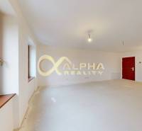 Exkluzívne 2 izbový byt , 83m2, Zimná ul., Spišská Nová Ves - Interiér 2-izbového bytu s bielymi stenami a podlahou s dreveným dekorom.