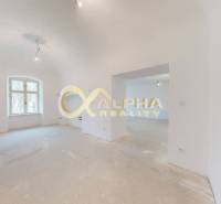 Exkluzívne 2 izbový byt , 83m2, Zimná ul., Spišská Nová Ves - Priestranný interiér 2-izbového bytu s bielymi stenami a oblúkovým oknom.