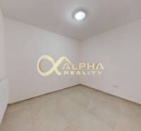 Polyfunkčný priestor na predaj, Zimná ul., Spišská Nová Ves - Priestor s bielymi stenami a dlažbou, využiteľný ako obchodné priestory.