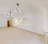 Polyfunkčný priestor na predaj, Zimná ul., Spišská Nová Ves - Obchodné priestory s oblúkovým stropom a dlažbou, zdobené závesnými svetlami.