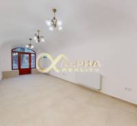 Polyfunkčný priestor na predaj, Zimná ul., Spišská Nová Ves - Obchodné priestory s bielymi stenami, klenutým stropom a veľkým oknom s drevenými prvkami.