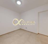 Polyfunkčný priestor na predaj, Zimná ul., Spišská Nová Ves - Interiér obchodných priestorov s dlažbou a bielymi stenami.