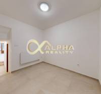 Polyfunkčný priestor na predaj, Zimná ul., Spišská Nová Ves - Interiér obchodných priestorov s bielymi stenami a dlažbou, prechodom do svetlej miestnosti.