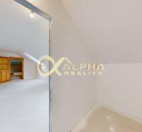 Exkluzívne 3i podkrovný byt s balkónom, 133m2, Zimná ul., Sp. Nová Ves - Interiér 3-izbového bytu s bielymi stenami, strešným oknom a drevenými dverami.