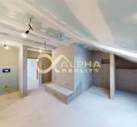 Exkluzívne 3i podkrovný byt s balkónom, 133m2, Zimná ul., Sp. Nová Ves - Pohľad do 3-izbového bytu s rozpracovanými stenami a stropom, s inštalovanými radiátormi.