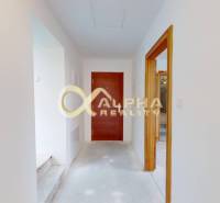 Exkluzívne 3i podkrovný byt s balkónom, 133m2, Zimná ul., Sp. Nová Ves - Chodba v 3-izbovom byte s bielymi stenami a dverami s dreveným dekorom.