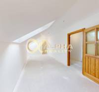 Exkluzívne 3i podkrovný byt s balkónom, 133m2, Zimná ul., Sp. Nová Ves - Chodba v 3-izbovom byte s bielymi stenami a drevenými dverami.