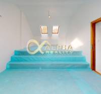 Exkluzívne 3i podkrovný byt s balkónom, 133m2, Zimná ul., Sp. Nová Ves - Podlaha s dreveným dekorom, strešné okná, svetlá miestnosť, 3-izbový byt, dvere s presklením.